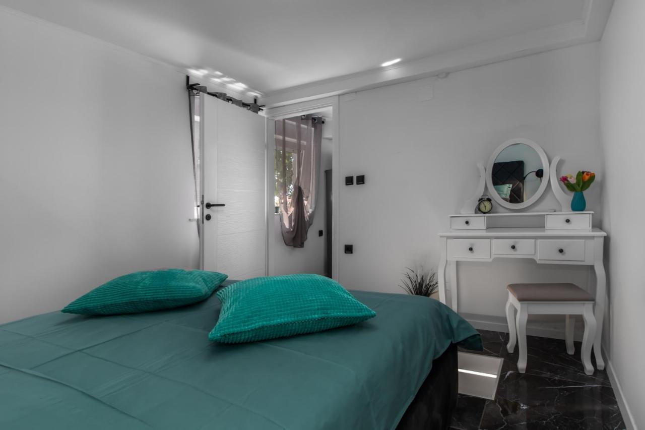 Apartments Mila Klenovica Bagian luar foto
